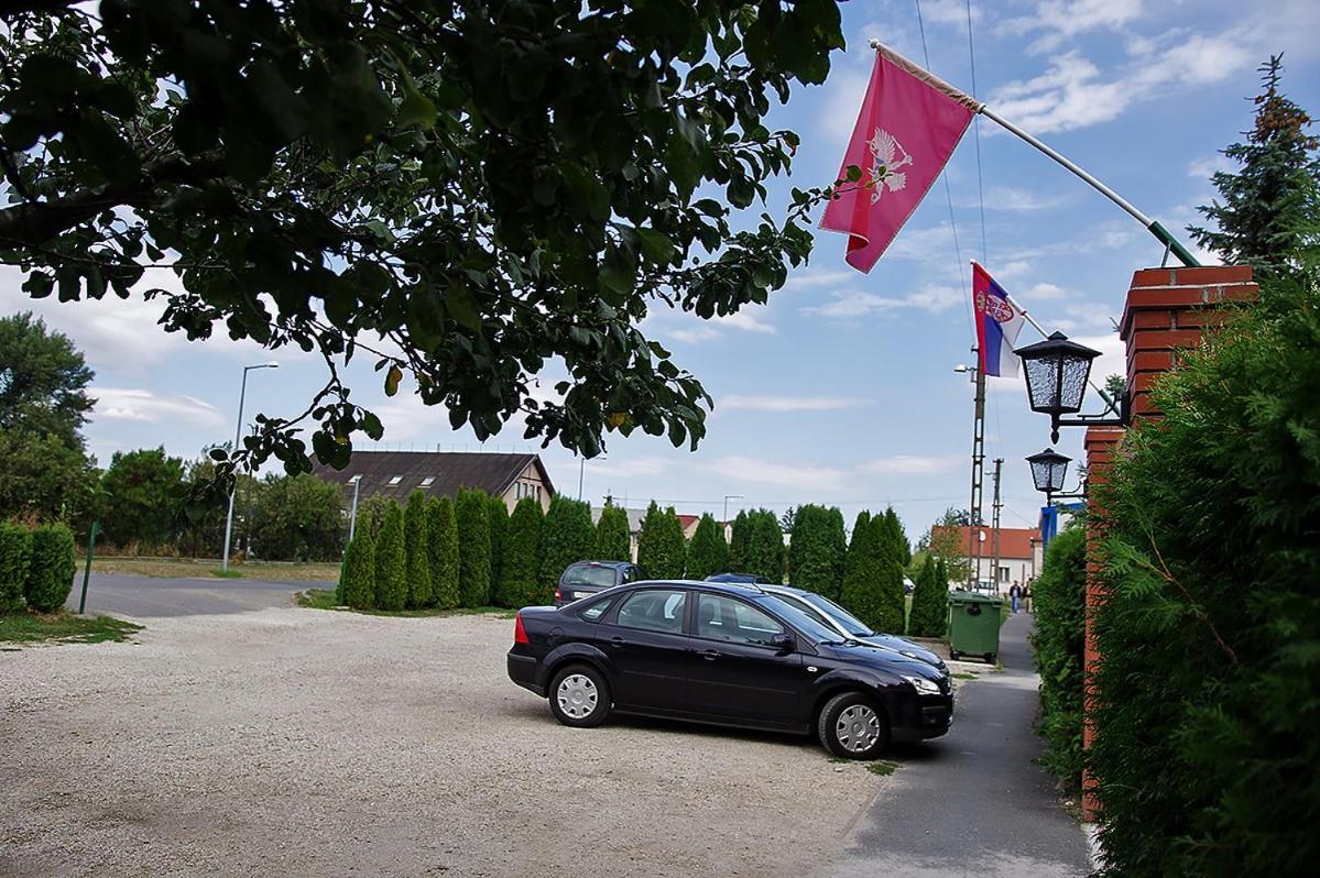 Kispipa Panzio Bed & Breakfast Сомбатели Екстериор снимка