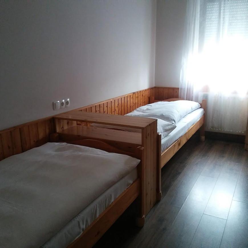Kispipa Panzio Bed & Breakfast Сомбатели Екстериор снимка