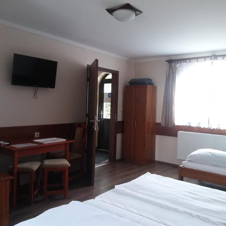 Kispipa Panzio Bed & Breakfast Сомбатели Екстериор снимка